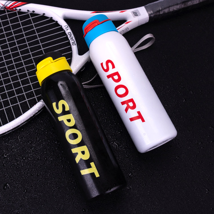 Bouteille d'eau de sport isol&eacute;e 