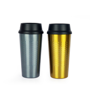 Tasse de café isolé en acier inoxydable brillant vif